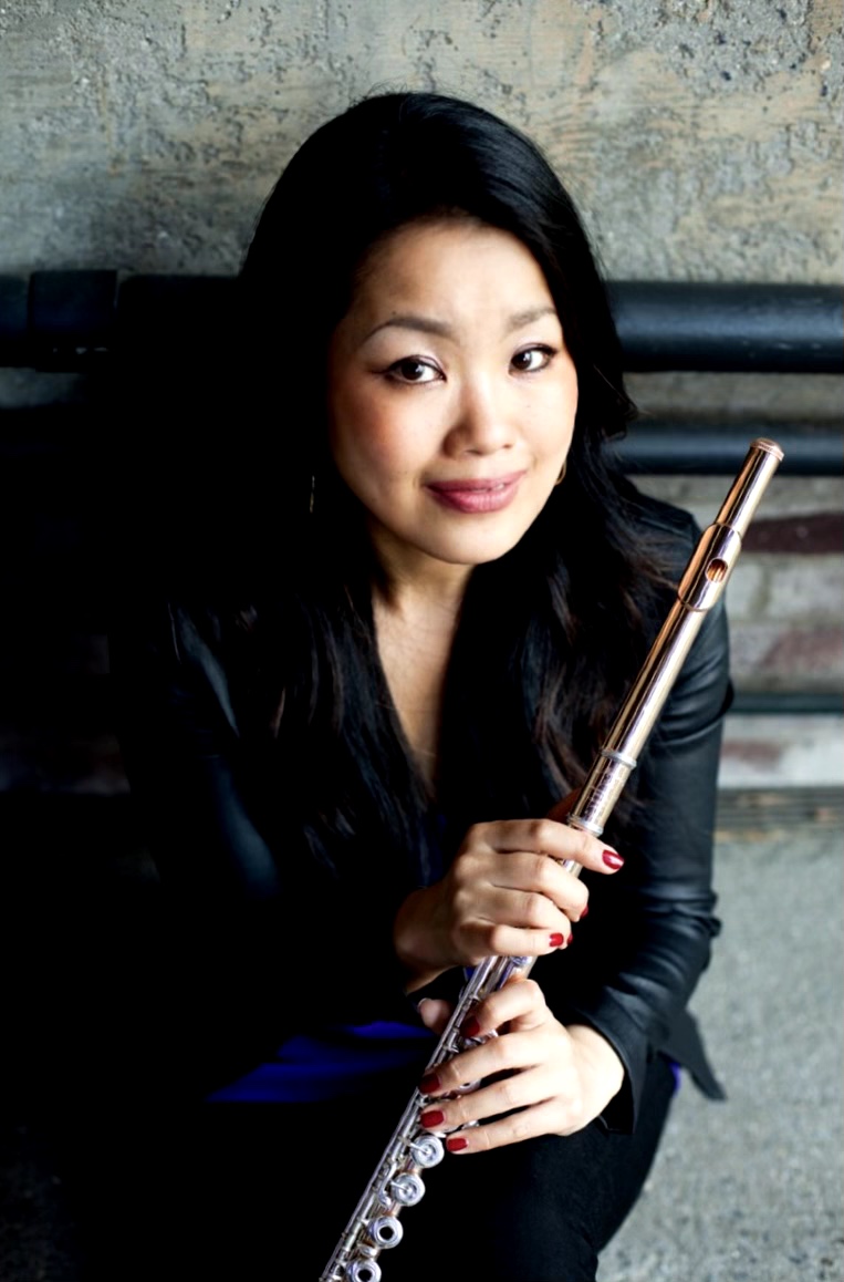 Mayu Saeki holding her flute